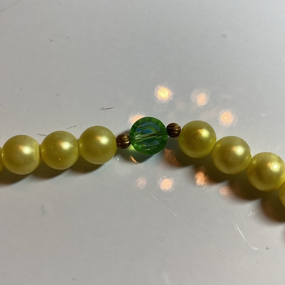 Vintage Pearl and Green Crystal Necklace. - Picture 2 of 5